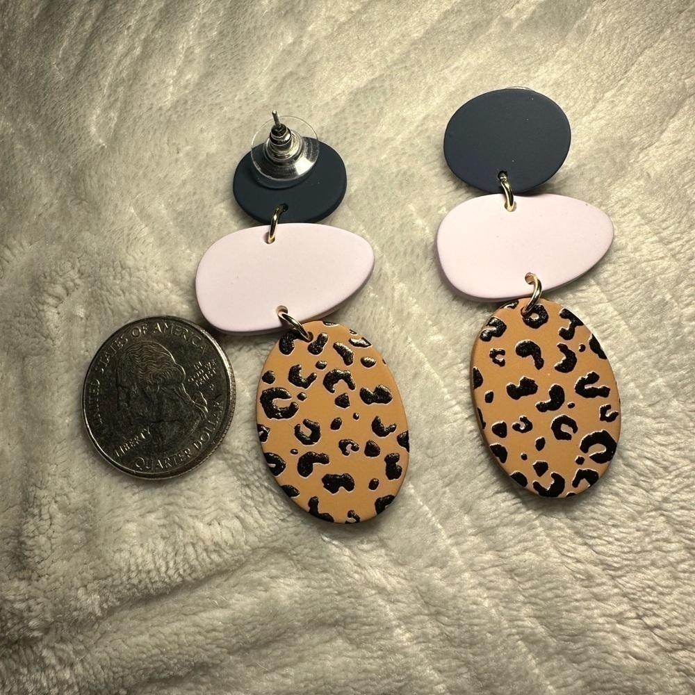 Leopard Pattern Dangle Earrings - Picture 3 of 4